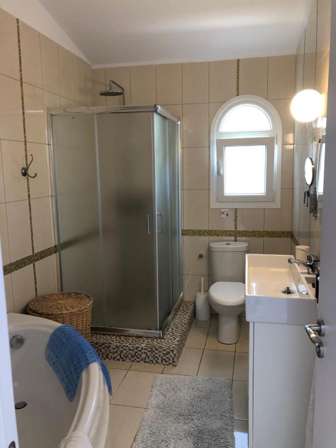 Villa Neyla Four Bedroom Coral Bay Beach Front Экстерьер фото