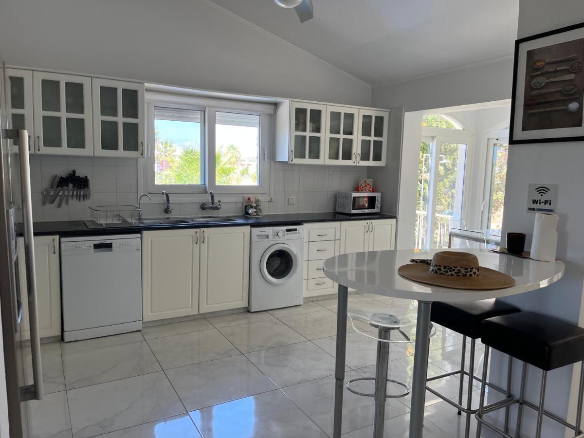 Villa Neyla Four Bedroom Coral Bay Beach Front Экстерьер фото