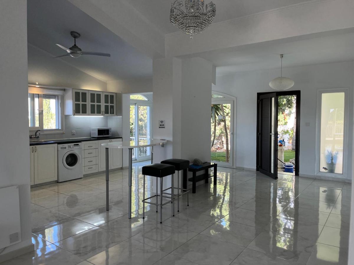 Villa Neyla Four Bedroom Coral Bay Beach Front Экстерьер фото