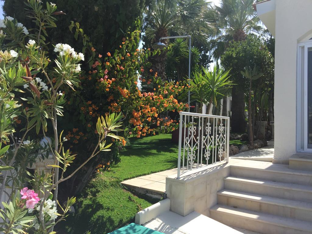 Villa Neyla Four Bedroom Coral Bay Beach Front Экстерьер фото
